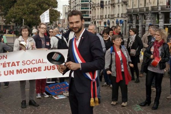 Le député du Nord Ugo Bernalicis s'est joint au concert de casseroles ce samedi après-midi.