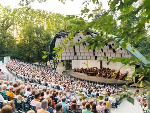 Dans le Parc du Château de Florans, la scène et sa célèbre conque aux qualités acoustiques dignes des plus grands auditoriums