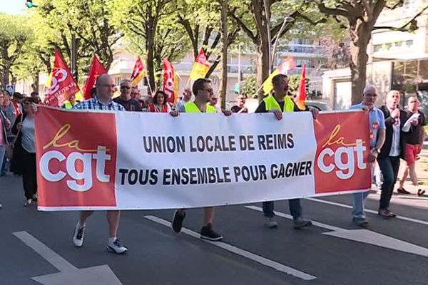 A Reims, entre 600 et 800 personnes ont défilé dans les rues ce jeudi matin.