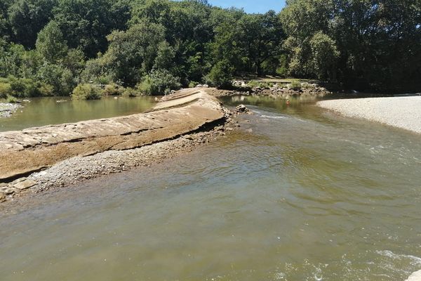 L'activité économique du village qui règne autour du fleuve est à l’arrêt.