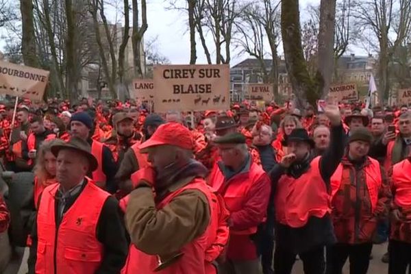 Plusieurs centaines de chasseurs haut-marnais sont réunis square du Boulingrin à Chaumont ce dimanche 19 février.