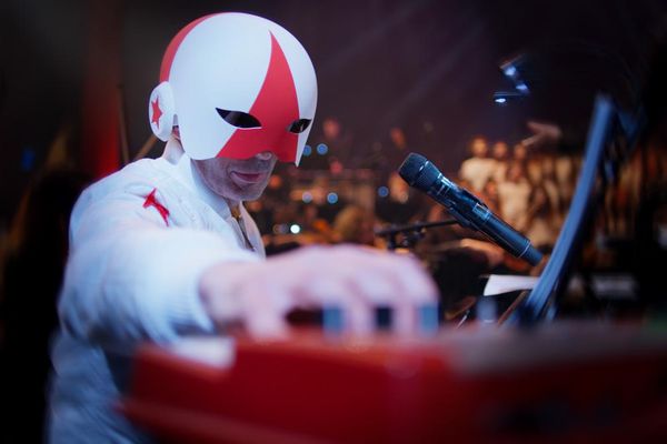 Cascadeur, son groupe et les musiciens de l'Ensemble orchestral d'Epinal donnent un concert unique à Thaon-Les-Vosges.