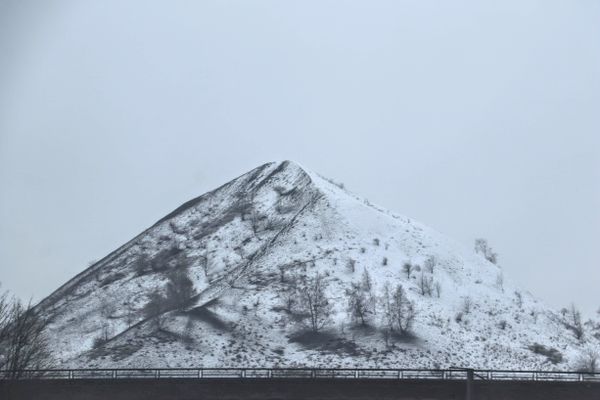 Des chutes de neige et des pluies verglaçantes sont annoncées par Météo France dans la nuit du 4 au 5 janvier 2025.