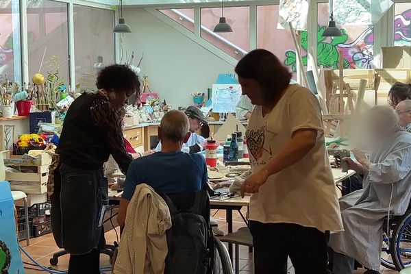 22-03-2024- Atelier à la maison de Gardanne, dans les Bouches-du-Rhône, spécialisée dans les soins palliatifs.