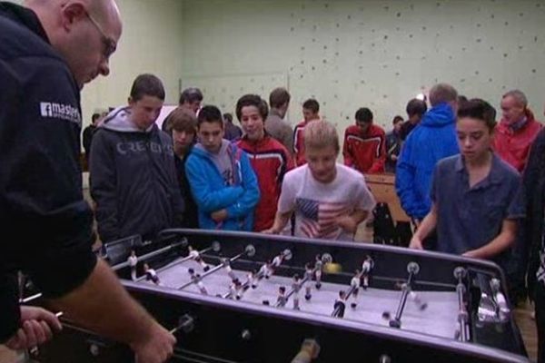 Des jeunes footballeurs de la Souterraine se sont initiés au football de table.