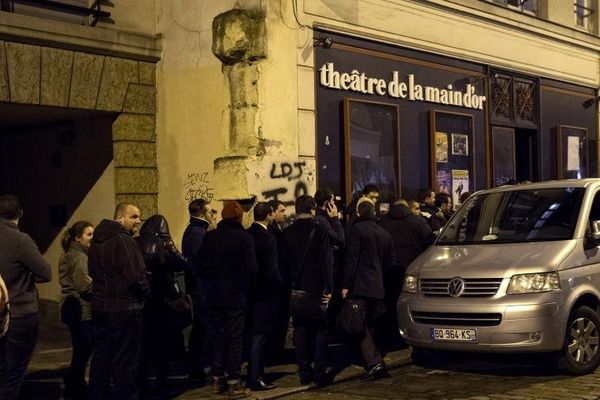 Des spectateurs patientent avant la représentation d'"Asu Zoa", lundi 13 janvier 2014, devant le théâtre de la Main d'Or, à Paris.