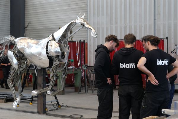 L'équipe de l'atelier Blam essaie de résoudre un problème d'alimentation sur le cheval des JO.