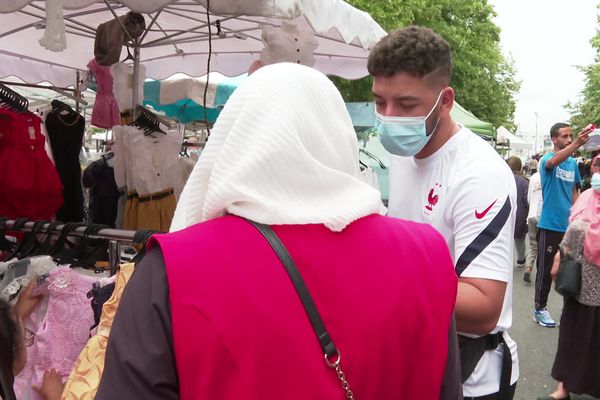 Des "ambassadeurs médiateurs" payés par l'ARS à la rencontre de populations défavorisées sur le quartier de Bagatelle à Toulouse