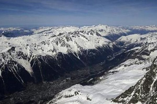 Photo prise en avril de la vallée de Chamonix depuis l'Aiguille du Midi 