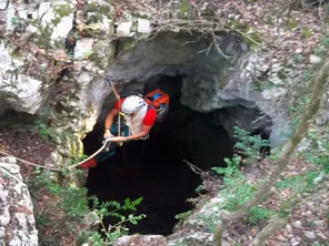 Tharaux (Gard) - les hommes du GRIMP 30 en intervention dans l'Aven du Crapaud pour secourir trois spéléologues bloqués - 14 juillet 2024.