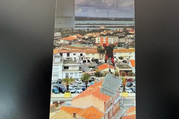 Suite au mauvais temps qui s'est abattu sur la région, les secouristes sont intervenus à Palavas-les-Flots dans l'Hérault à plusieurs dizaines de mètres du sol pour sécuriser un bâtiment. Une intervention vertigineuse !