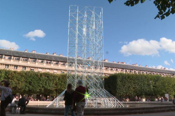 Le Jardin du Palais Royal accueille "Réflexions", une installation monumentale imaginée par le maître verrier, originaire du Cantal, Emmanuel Barrois.