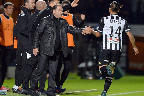 Billy Ketkeophomphone et Stéphane Moulin lors du match aller entre Angers et Bastia