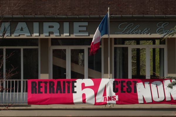 Cette banderole contre la réforme des retraites a été installée sur la façade de la mairie de Giberville en janvier dernier.