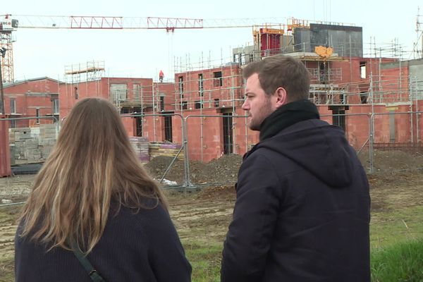 Le maire et la directrice générale des services de Villeneuve-Tolosane, devant le chantier de plus de 120 logements sur leur commune.