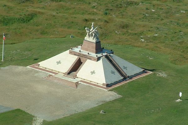 L'ossuaire français de Navarin, Monument aux morts des armées de champagne, fait partie des sites distingués.