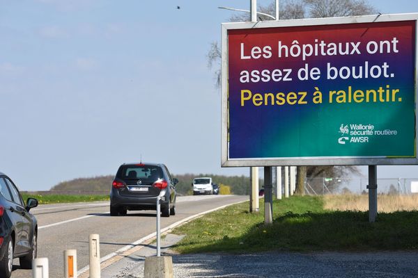 Confrontée aux mêmes problématiques de confinement et d'excès de vitesse, la Belgique a disposé des panneaux au bord de ses routes appelant les automobilistes à ne pas encombrer davantage les hôpitaux et à lever le pied.