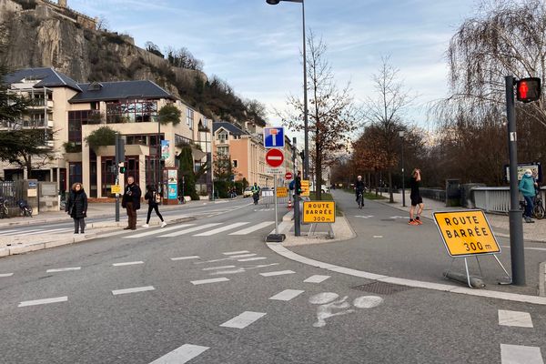 Le quai de France, à Grenoble, a été coupé à la circulation le 30 janvier 2024 après l'instauration d'un périmètre de sécurité autour d'un immeuble menaçant de s'effondrer.