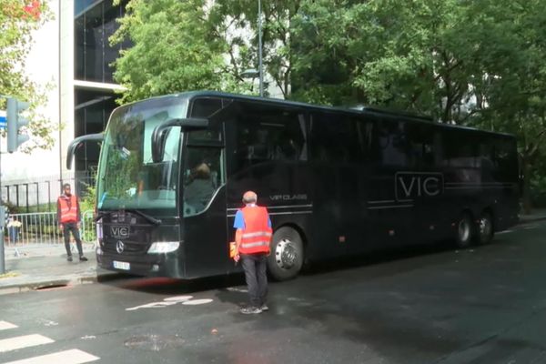 L’un des bus de substitution mis en place samedi, à Saint-Denis.