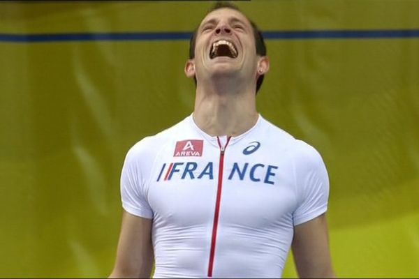 Le perchiste Renaud Lavillenie exulte après avoir franchi la barre des 6,04 m, le 7 mars 2015 à Prague.