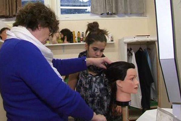 Paule dispense un cours de coiffure à Bettina.