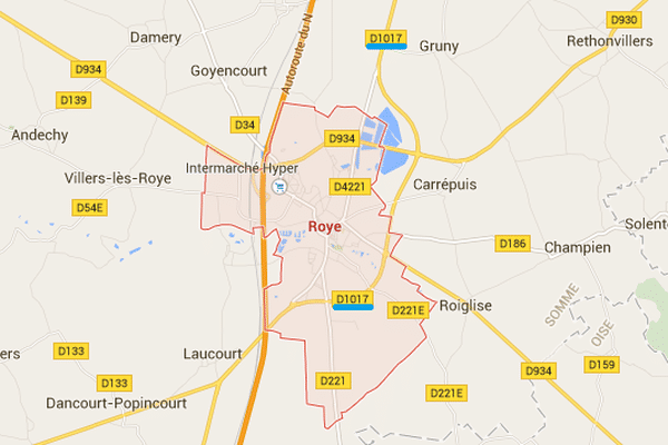 La D1017 traverse Roye, dans le Sud-Est de la Somme.