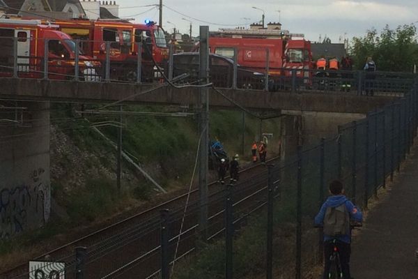 La voiture (au milieu de la photo) a fait une chute de 10 m sur la voie SNCF