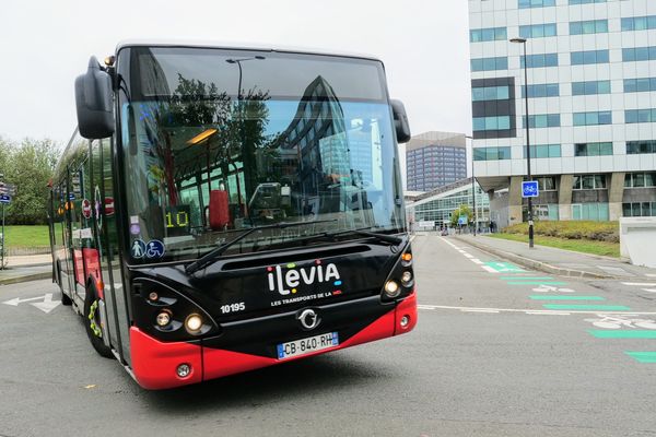 Image d'illustration d'un bus Ilévia en train de prendre un virage.