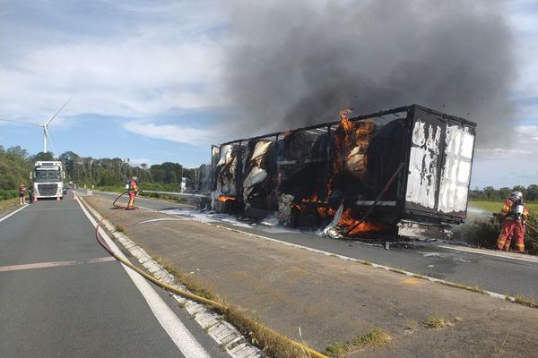 La RN 145 a été fermée le temps pour les pompiers de maîtriser le feu.