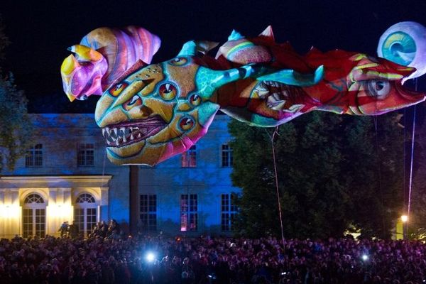 les créatures mythiques des Plsticiens Volants lors des nuits de Neuhardenberg en Allemange en mai 2013.