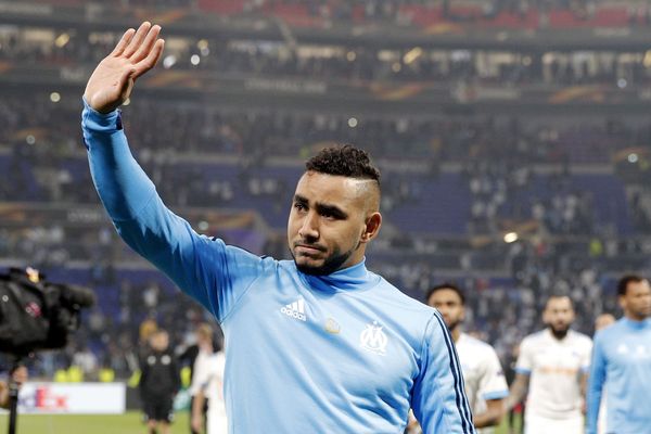 Dimitri Payet quitte le terrain blessé lors de la finale de la Ligue Europa.