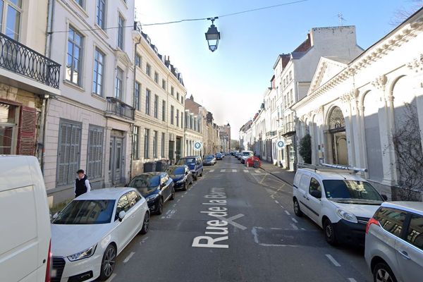 La rue de la Barre à Lille où un homme a été retrouvé inconscient dans la nuit du 1er au 2 septembre. À gauche le 31 bis, face à l'hôtel Clarance.