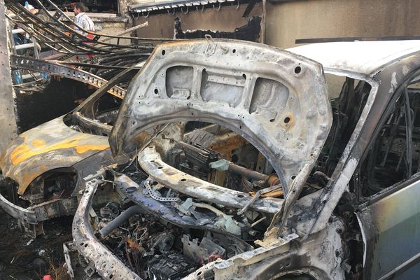 Plusieurs voitures sont parties en fumée dans cet incendie de garage auto à Vertus (Marne). 