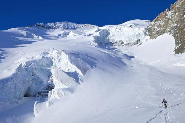 Le Glacier blanc sur la commune du Pelvoux dans le parc national des Ecrins. (JACQUES PIERRE / HEMIS.FR)