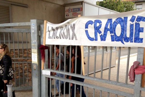 "Lacroix craque" alerte la banderole à la porte du lycée de Narbonne.