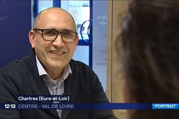 Educateur et professeur de mathématiques à Dreux en Eure-et-Loir, Mohamed Bougafer vient publier un livre sur le radicalisme religieux.  Une séance de dédicaces de "Unis"  a lieu le 15 avril 2017 à la librairie de la Rose des vents - Dreux