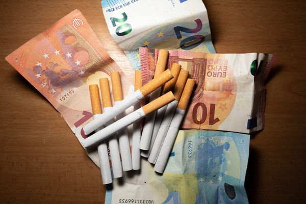 Les policiers de la BAC de Caen ont mis la main sur 30 kilos de tabac de contrebande et 10 000 euros en espèces. (Photo d'illustration).