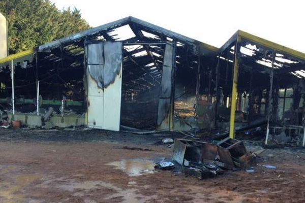 Le bâtiment d'élevage a été ravagé par les flammes.