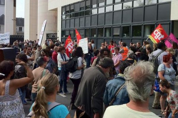 Manifestation des éducateurs de rue devant le conseil général du Loiret - Une centaine de personnes s'est déplacée. 