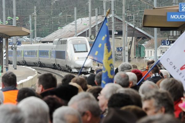 9 décembre 2012 - Manifestation à Mouchard pour conserver l'arrêt du TGV Lyria