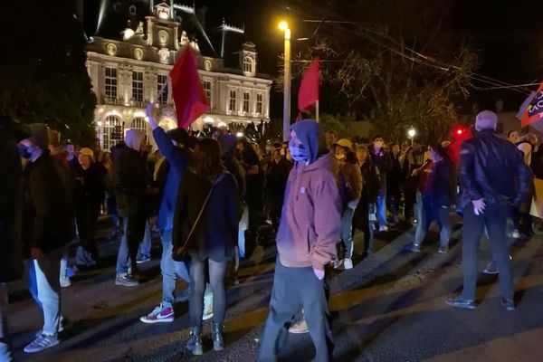 Entre 300 et 500 personnes rassemblées devant la mairie de Limoges, le jeudi 16 mars 2023, contre la réforme des retraites.