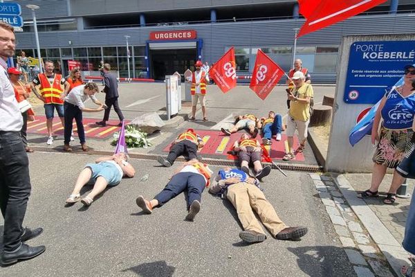 Rassemblement devant les urgences du NHC de Strasbourg