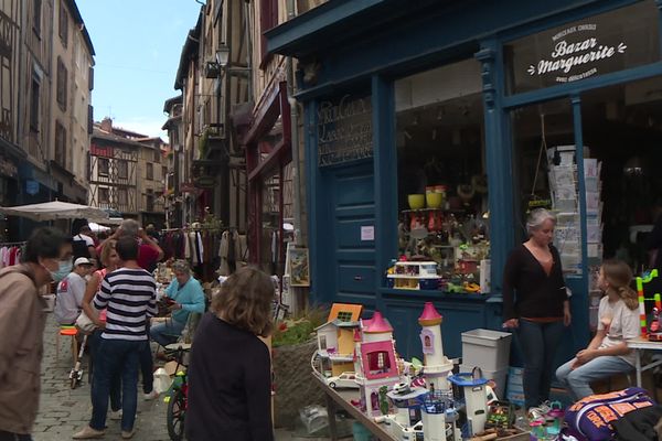 Depuis 6 ans, la brocante vide-greniers d'été de la rue de la boucherie connait du succès. 