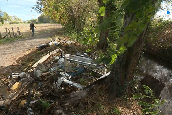 Au fil du temps, les déchets s’amoncellent au bord du Bédat, cette rivière située entre Clermont-Ferrand et Gerzat.