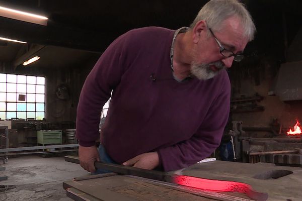 Parmi les métiers anciens, certains sont toujours exercés. C'est le cas des forgerons.