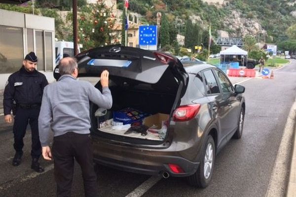 Des fouilles systématiques des véhicules sont effectuées à la frontière franco-italienne depuis ce mercredi.