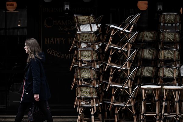 Une terrasse de café fermée au premier jour de confinement, le 16 mars 2020