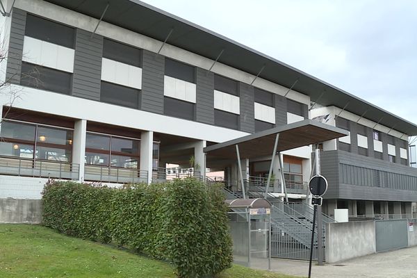 Le lycée professionnel du IV septembre 1870, à Oloron Sainte-Marie est fermé pendant 15 jours après la détection de 9 cas positifs à la covid. 