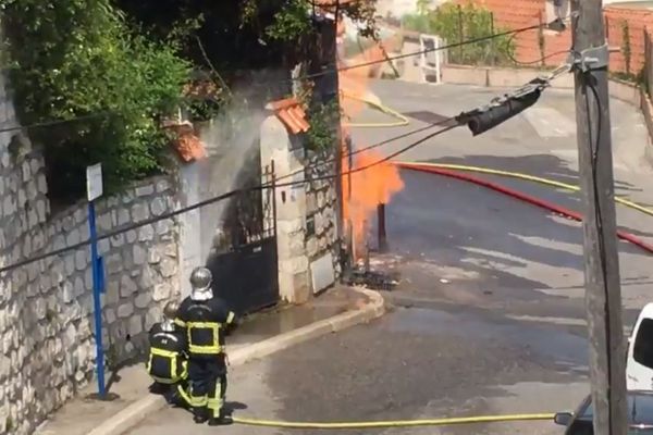 La fuite provient d'un compteur d'une maison individuelle, au niveau du virage du boulevard Mantega Righi et de l'arrêt de bus L'Ensouleiadou - 12 août 2020