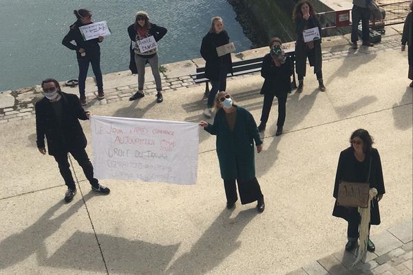 Les Douarnenistes se sont rassemblés par petits groupe dans le centre-ville et au port